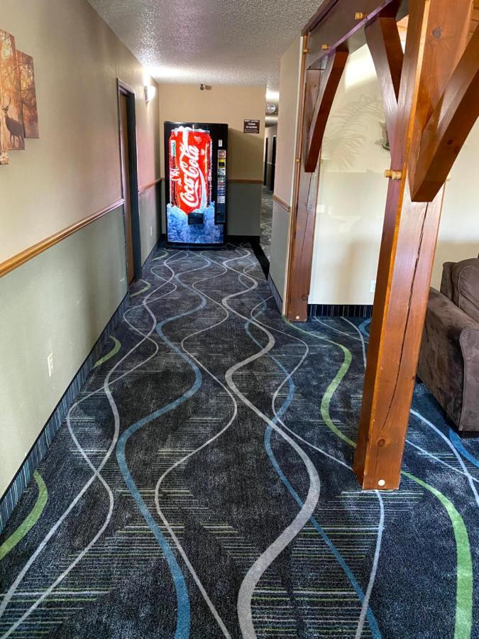 Woodland Inn & Suites Medford 외부 사진